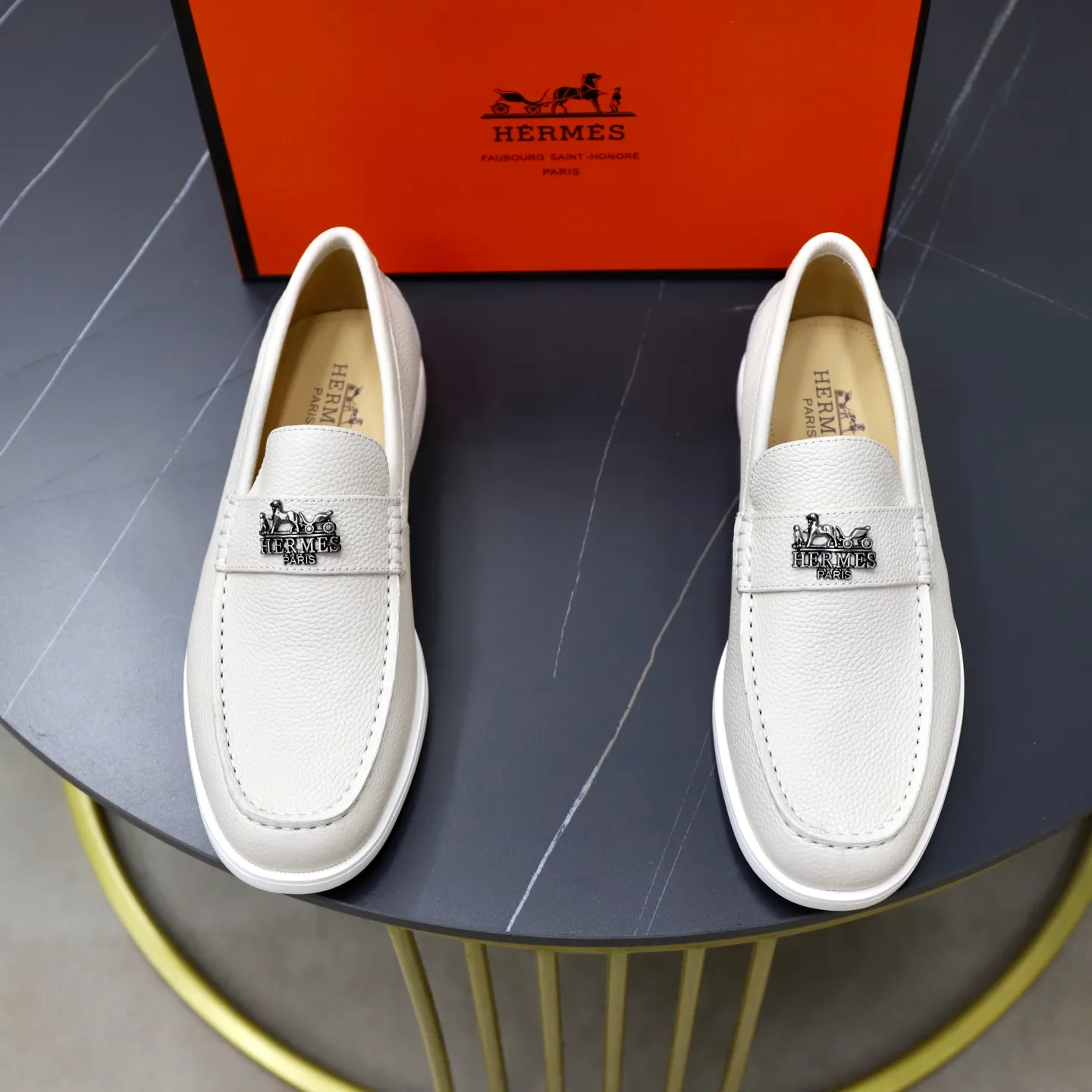Ex-factory price: 560💰Hermès/Hermès slip-on men's shoes. This shoe is made of imported pebbled cowhide. It has simple and smooth lines and is combined with aerodynamically designed 3CM rubber foam ultra-light soles! Youthful and fashionable, classic H-shaped hardware buckle decoration, calf lining gently wraps the feet, with logo cowhide feet, casual and urban style, highlighting youthful vitality, sports and leisure version, super versatile, code number: 38-39-40-41-42-43-44 standard leather shoe size (45 can be customized but does not support returns)
